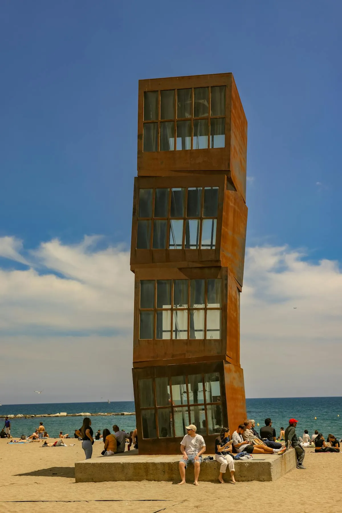Escultura na praia da Barceloneta em Barcelona