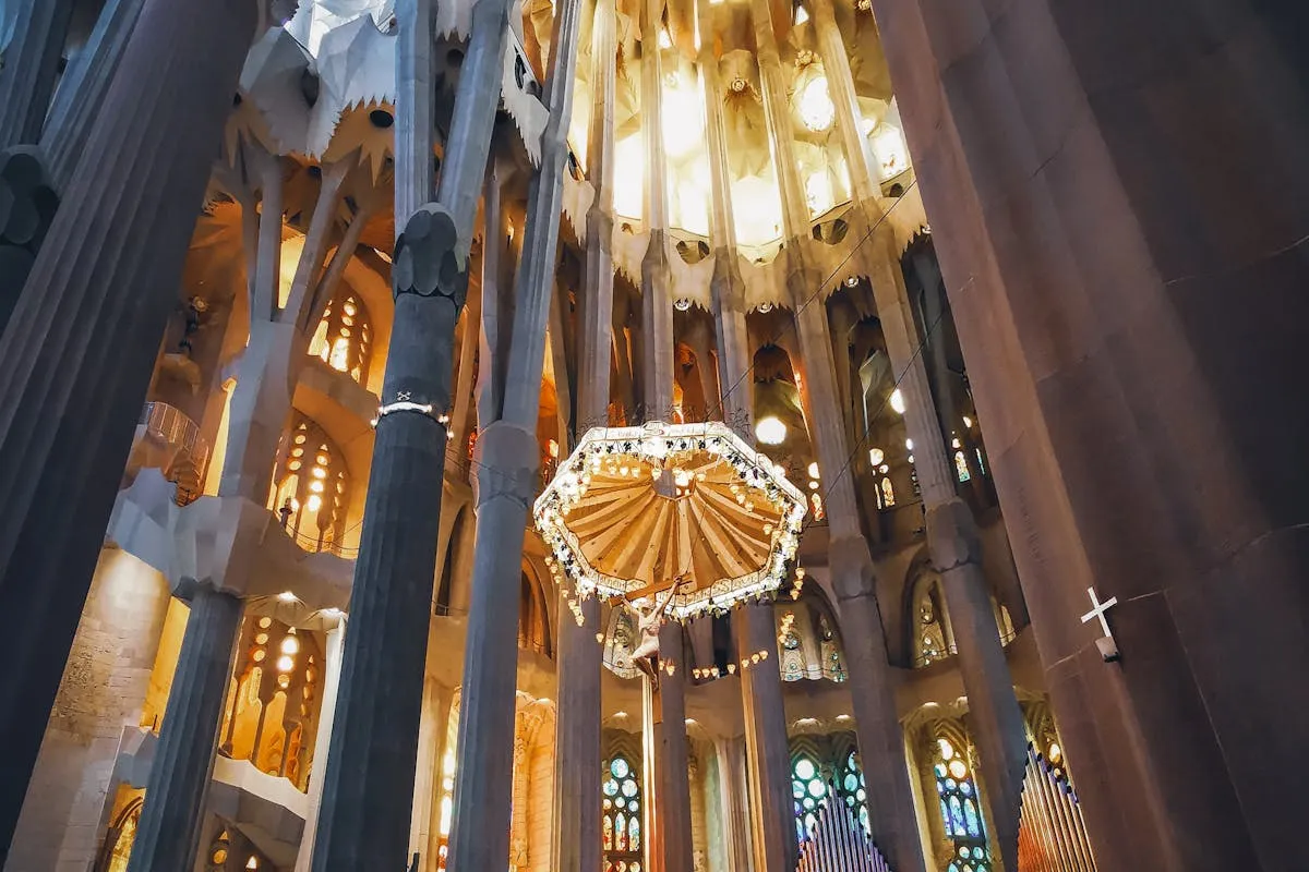 Intérieur de la cathédrale de Barcelone décoré pour Noël, visiteurs admirant l'architecture gothique