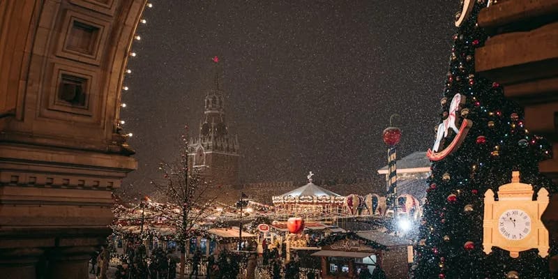 Marché de Noël illuminé le soir avec foule et décorations festives