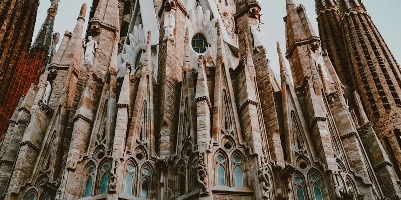 La Sagrada Familia de Barcelone illuminée en soirée