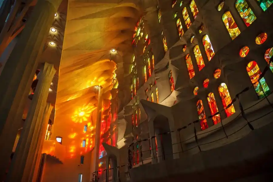 Intérieur de la Sagrada Familia avec ses colonnes en forme d'arbres et vitraux colorés
