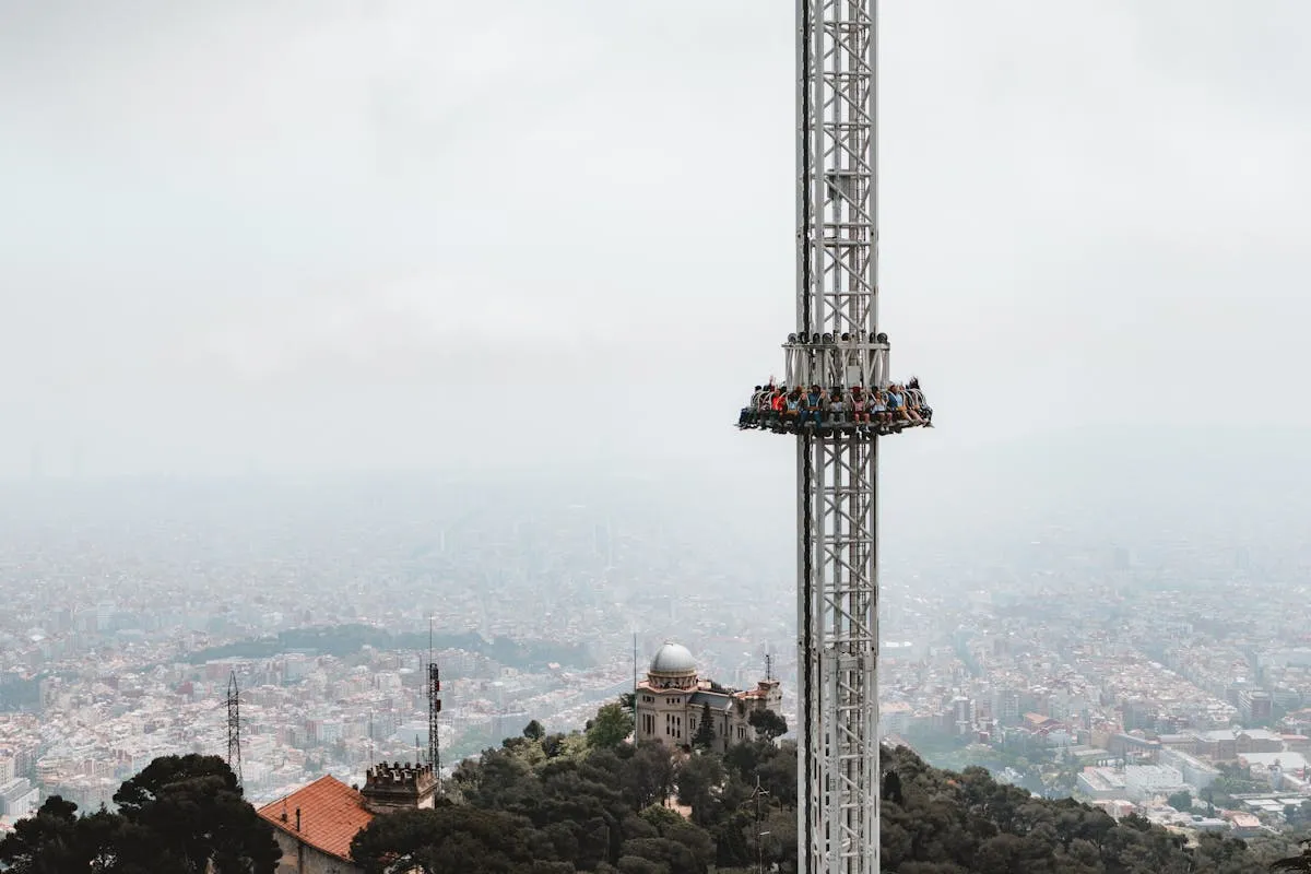 O parque Tibidabo e sua vista panorâmica de Barcelona