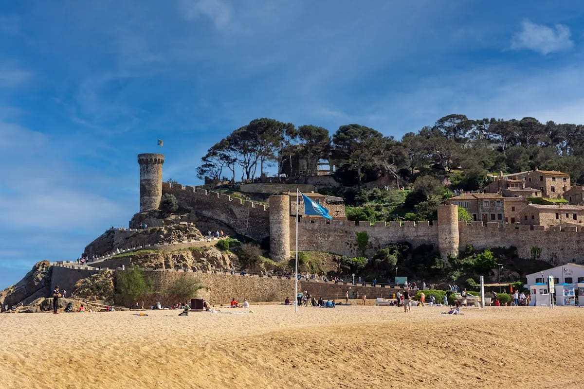 Château de Tossa de Mar sur la plage