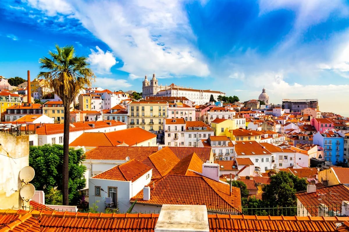 Vue sur le quartier d'Alfama à Lisbonne depuis le Miradouro das Portas do Sol avec les toits rouges et l'église Saint-Vincent