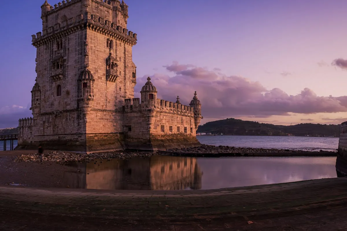 Torre de Belém reflejándose en el Tajo en Lisboa
