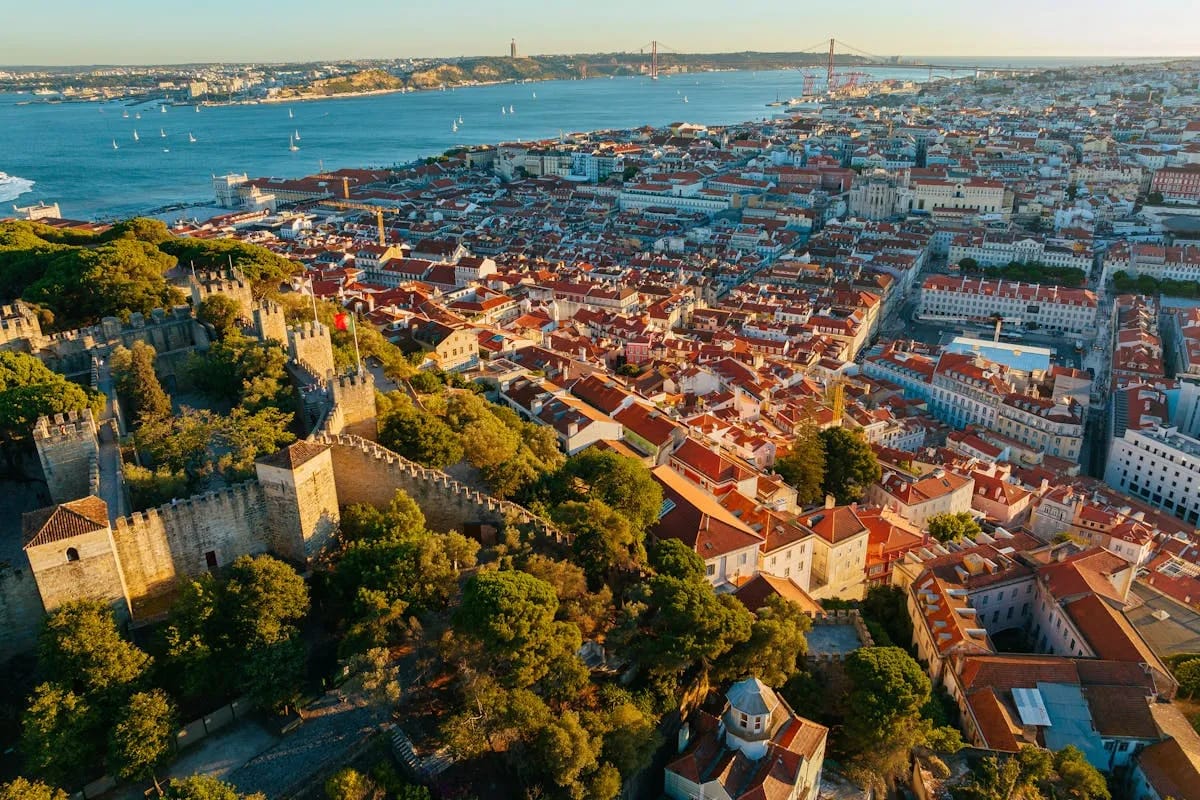 Murallas y torres del Castelo de São Jorge con vistas panorámicas de Lisboa