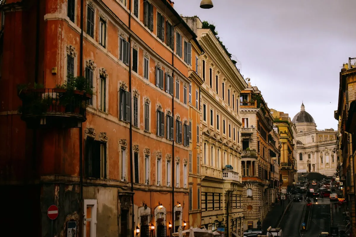 Rua histórica de Roma com arquitetura clássica e pedestres
