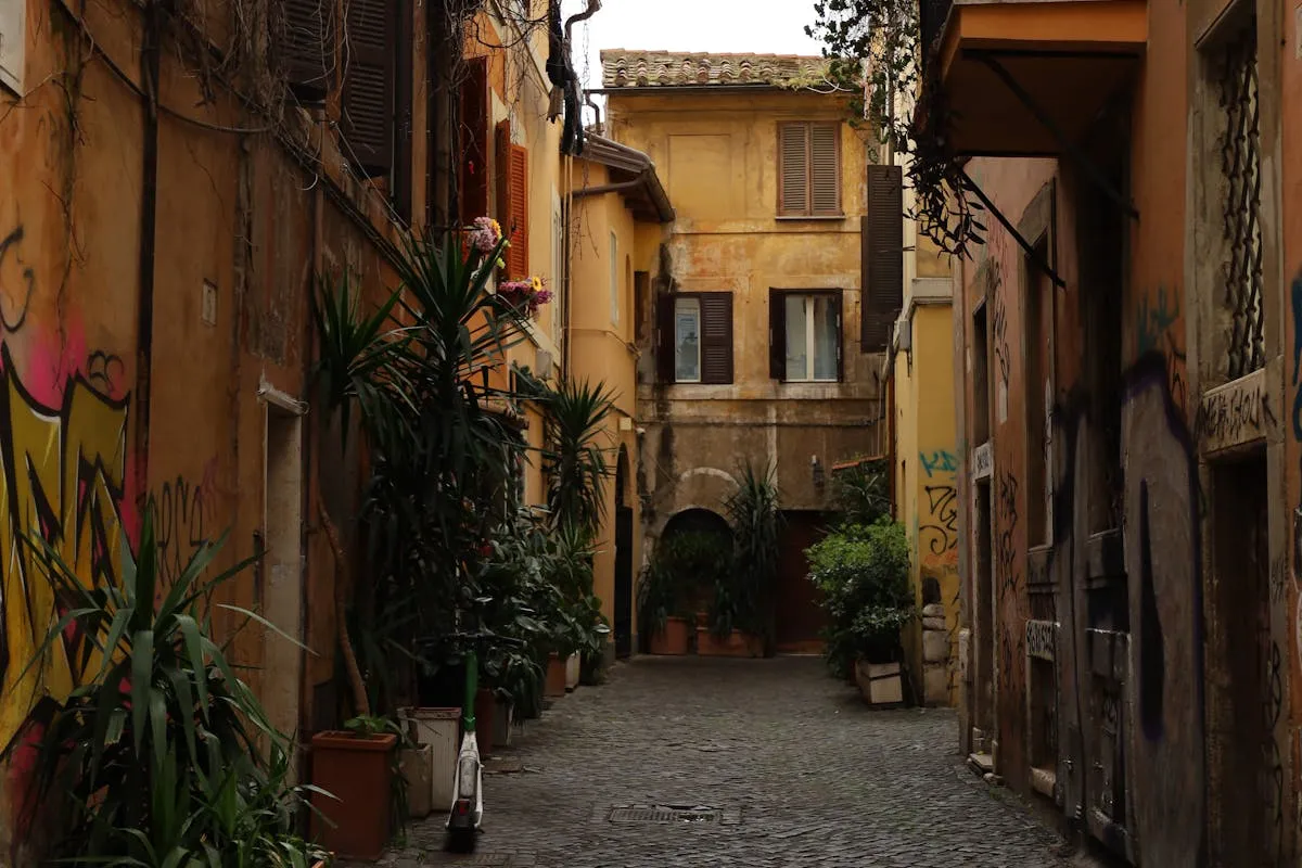 Rua de paralelepípedos do bairro Trastevere em Roma com fachadas coloridas