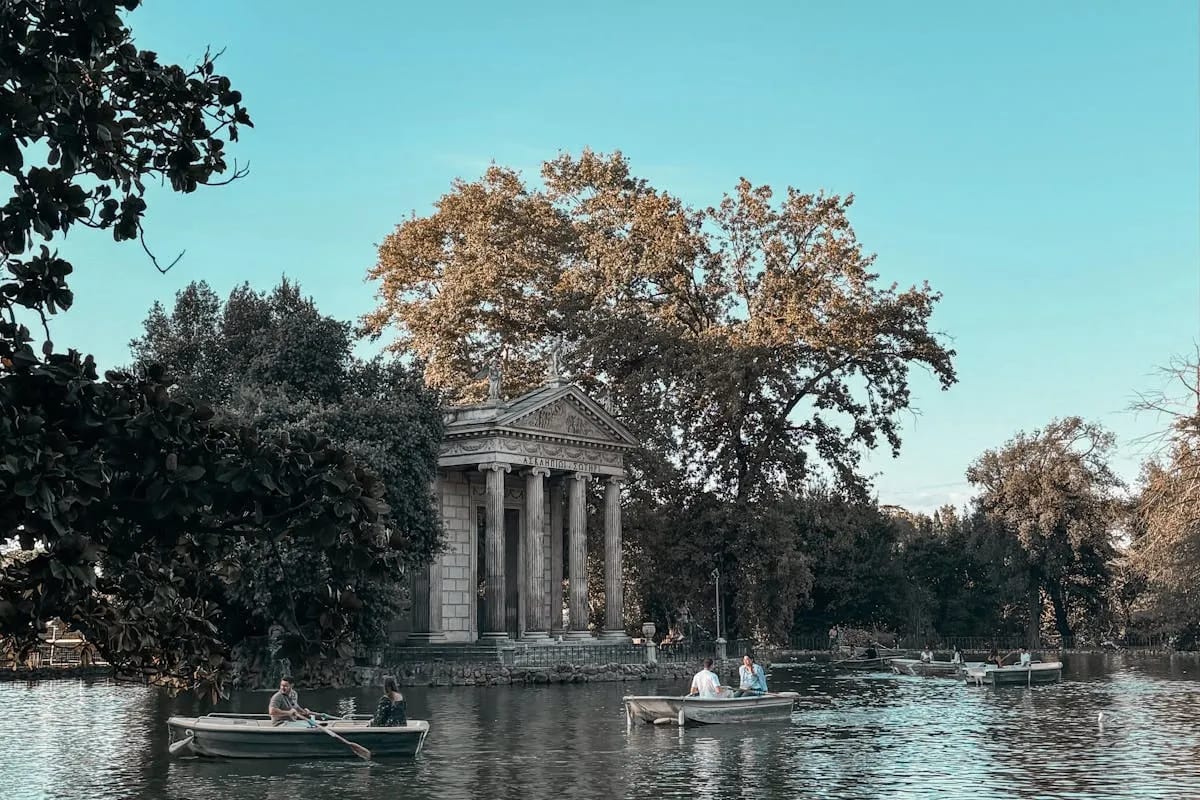 Parc de la Villa Borghese à Rome avec pins parasols et allées