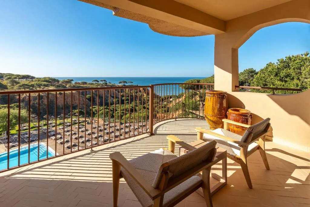 Hôtel 3HB Falesia Beach sur les falaises orangées au-dessus de la plage de Falésia, Algarve
