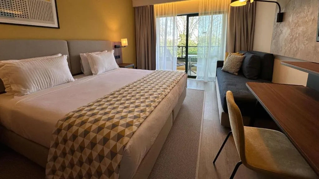 Exterior do Holiday Inn Algarve Albufeira com zona de piscina