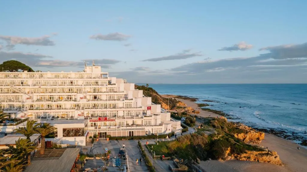 Exterior y piscina del Monicca Collection Suites en Albufeira