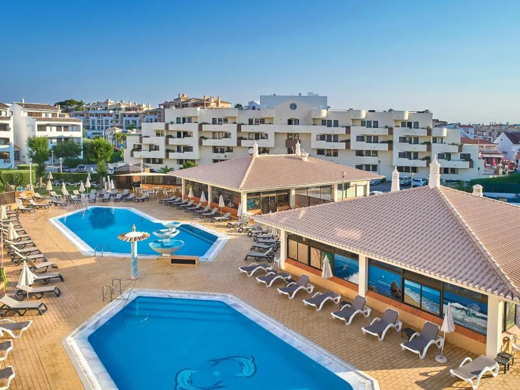 Exterior e zona da piscina do Oceanus Aparthotel em Olhos d'Água, Algarve