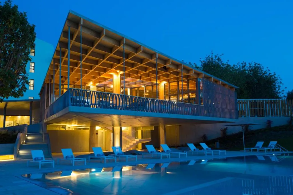 Façade et jardin de l'OZADI Tavira Hotel à Tavira en Algarve