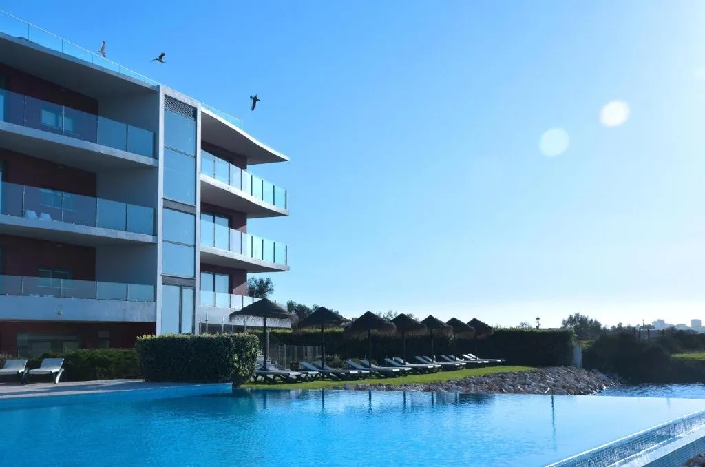 Vue de l'Agua Hotels Riverside depuis la rivière Arade à Ferragudo