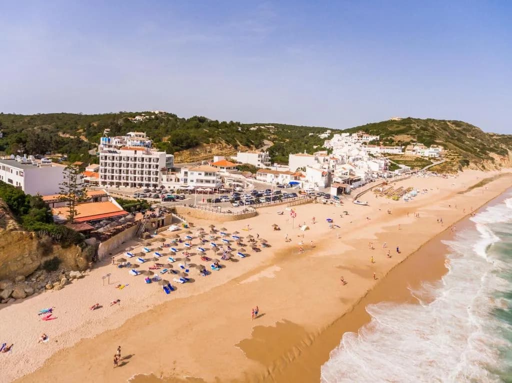 Exterior do Salema Beach Hotel frente à Praia da Salema, Algarve