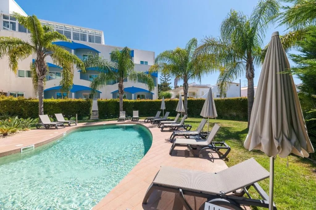 Piscine extérieure du Velamar Boutique Hotel, Olhos de Água
