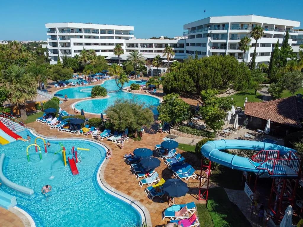 Fachada del hotel Alfagar Aparthotel en Santa Eulalia-Balaia, Algarve