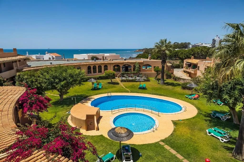 Fachada del hotel Clube Maria Luisa en Olhos de Agua, Algarve