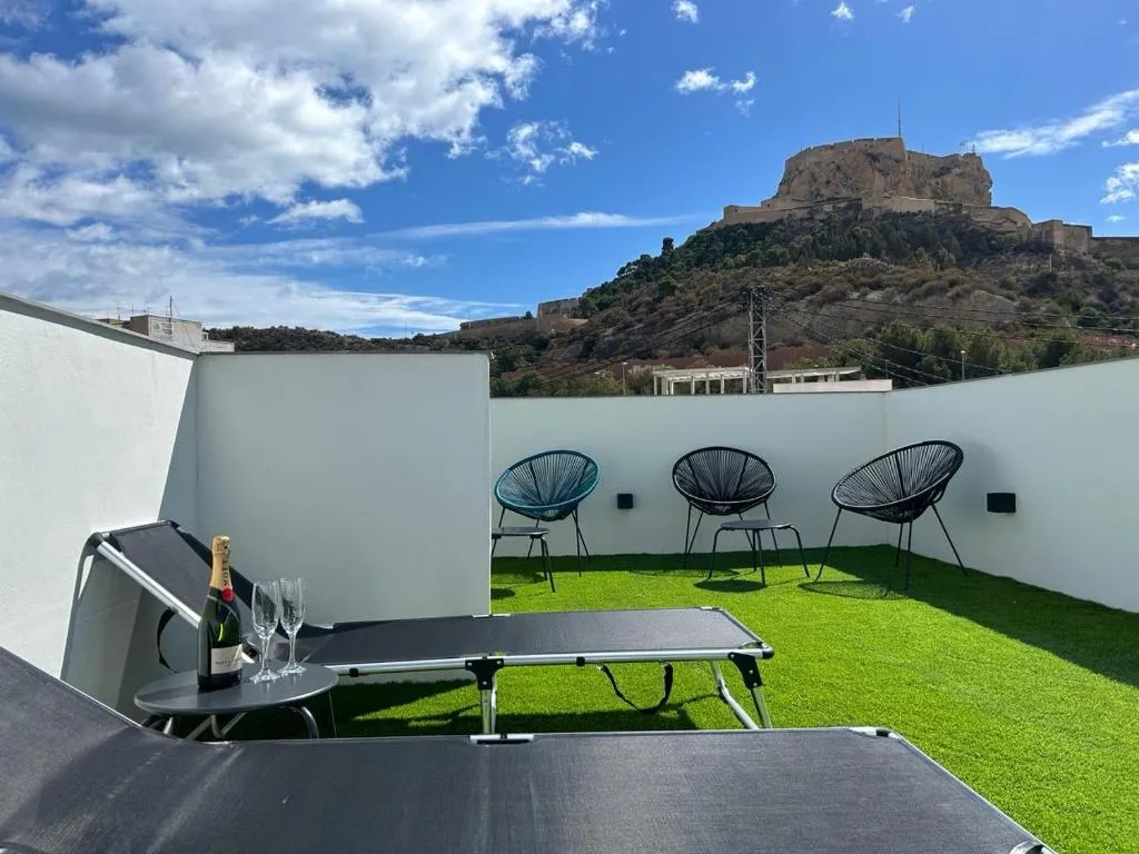 Apart-hotel Happy Life - Hotel de 5 estrellas en Calle de Trafalgar, Alicante - photo 1