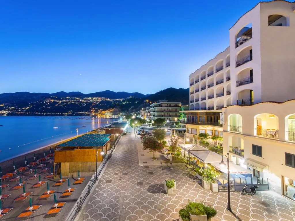 Hotel Sole Splendid - 4-star hotel in Maiori beachfront, Amalfi Coast - photo 1