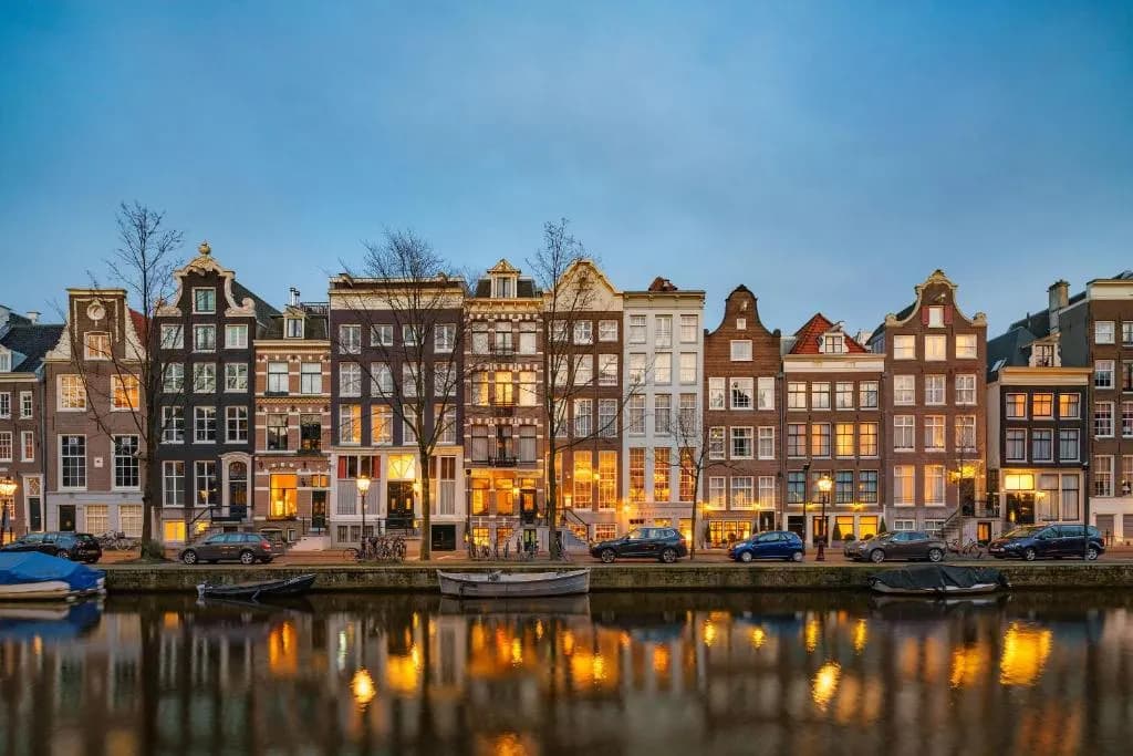 Fachada de las casas del canal del Ambassade Hotel en Herengracht