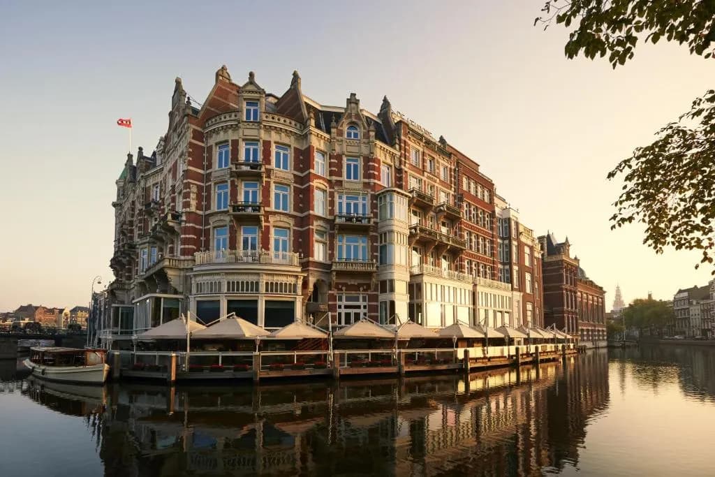 Fachada del De L'Europe Ámsterdam sobre el río Amstel