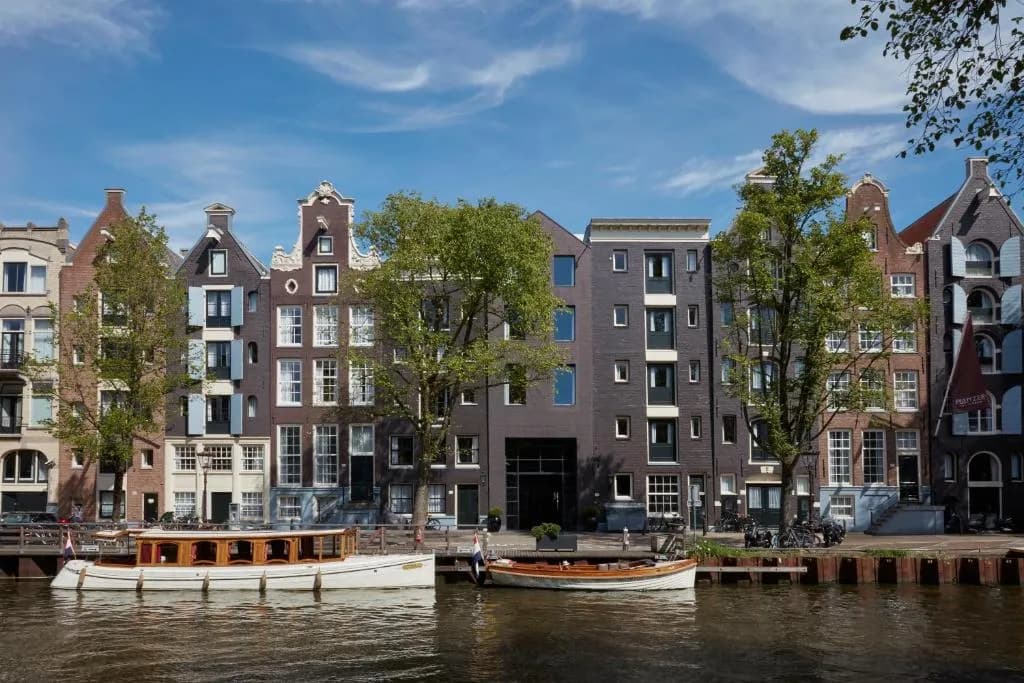 Fachada das casas do canal do Pulitzer Amesterdão no Prinsengracht