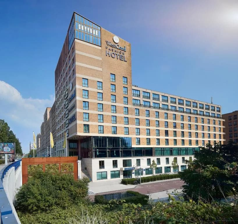 Fachada moderna del WestCord Fashion Hotel Amsterdam en Slotervaart