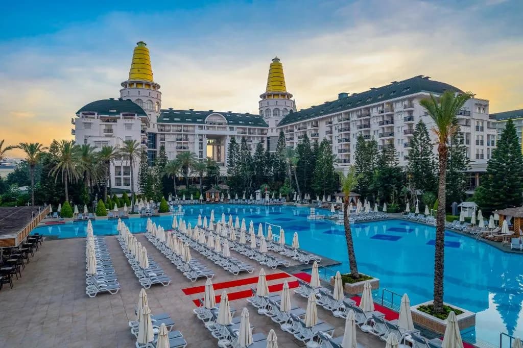 Piscina principal e fachada do resort no Delphin Diva Premiere, Lara Beach Antalya