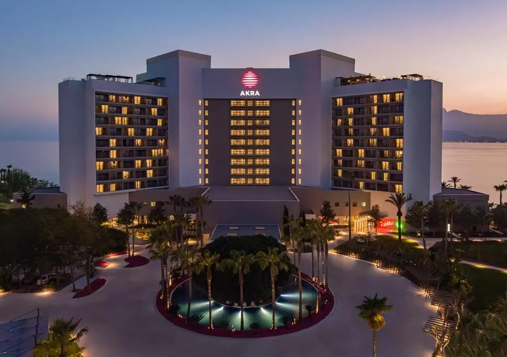 Vue extérieure de l'hôtel Akra Antalya sur les falaises méditerranéennes