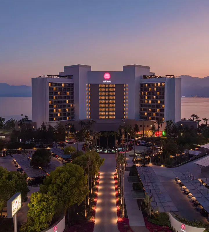 Exterior del hotel Akra Antalya y vista del Mediterráneo