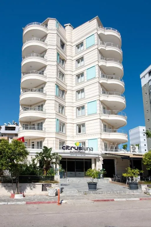 Piscine et jardin du Citrus Luna Suite Hotel à Konyaalti