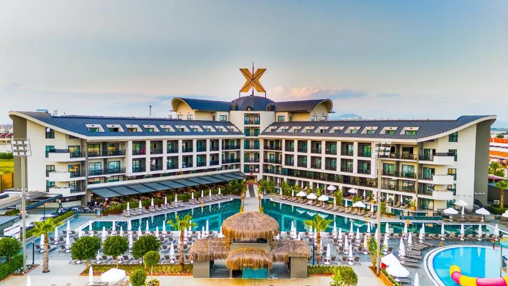 Piscina principal en The X Belek, Belek Antalya