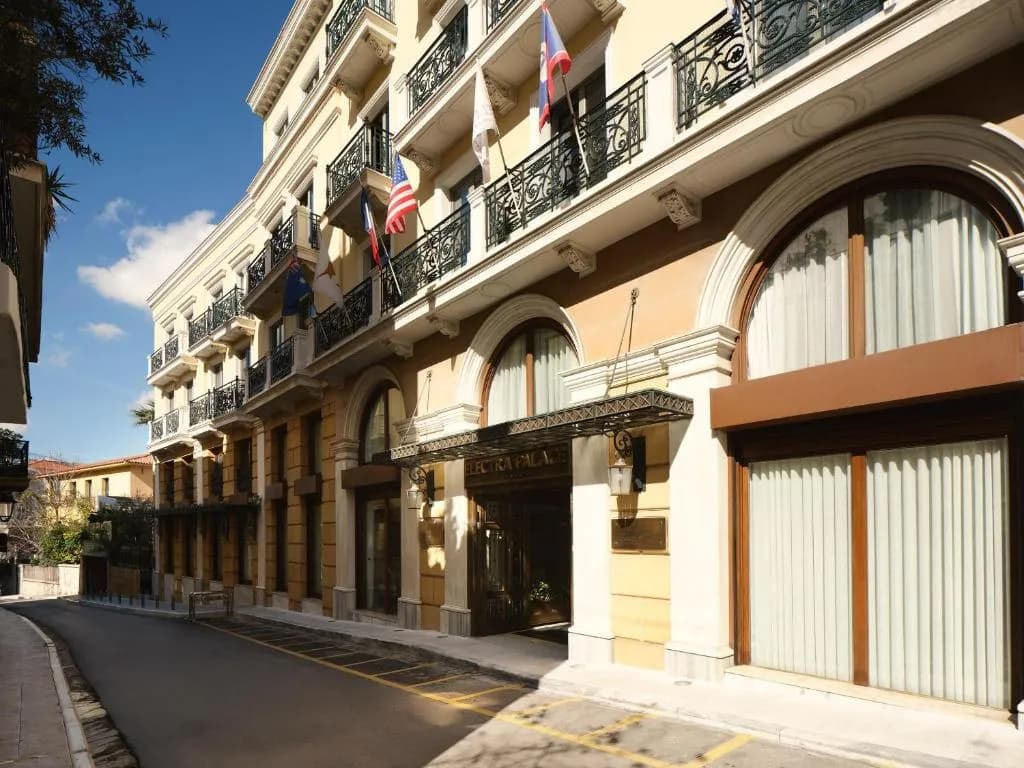 Fachada neoclásica del Electra Palace Atenas en Plaka