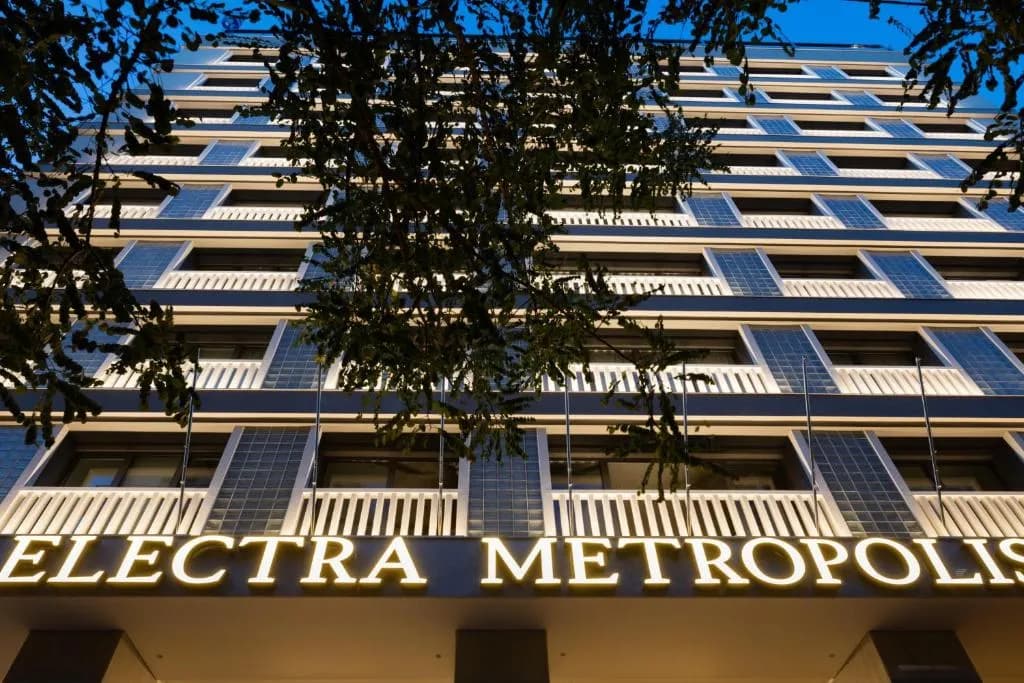 Fachada del hotel Electra Metropolis en el centro de Atenas