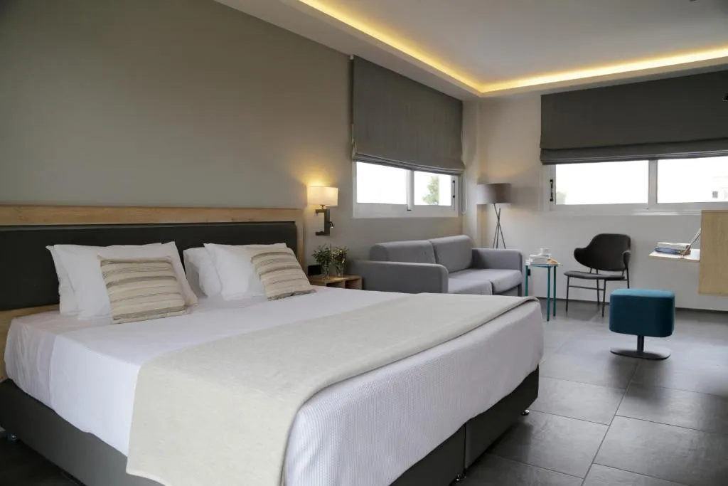 Fachada y piscina del Palmyra Beach Hotel en Glyfada Atenas