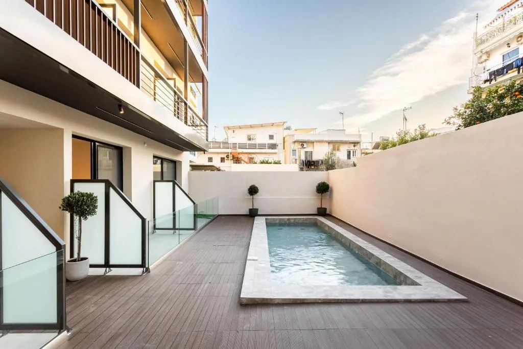 Piscine extérieure du Grec Suites Dafni à Athènes