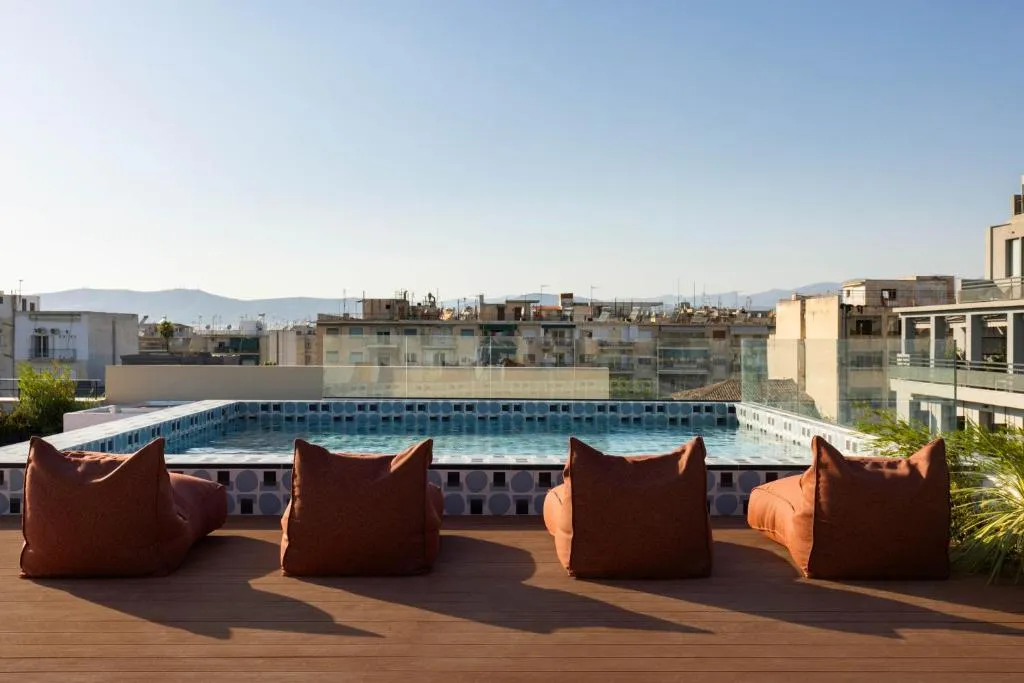 Piscina del patio del hotel Okupa en Gazi Atenas