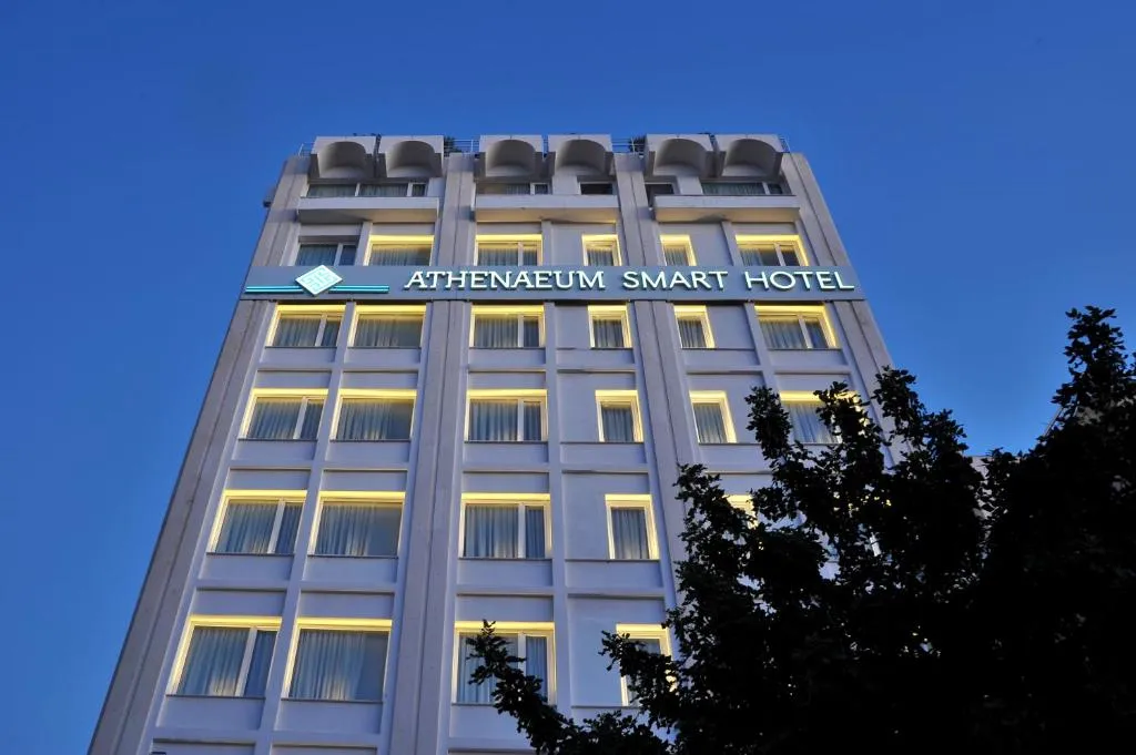 Fachada del Athenaeum Smart Hotel en la avenida Syngrou, Atenas