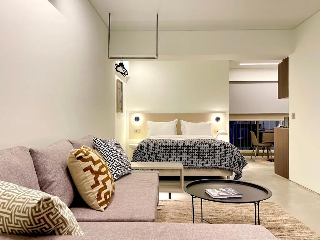 Exterior do THE NIXON Luxury Suites com jardim, Atenas