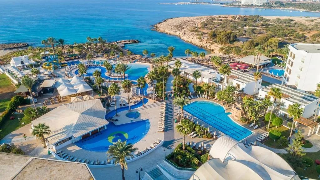 Adams Beach Hotel & Spa vue aérienne avec plage et piscines, Ayia Napa