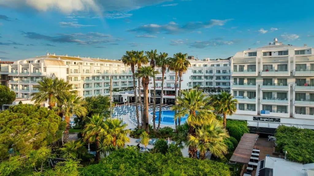 Fachada e piscina do AQUA Hotel Aquamarina em Santa Susanna