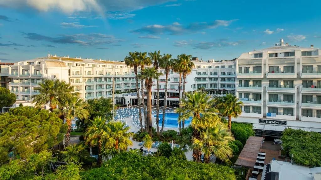 Fachada y piscina del AQUA Hotel Aquamarina en Santa Susanna