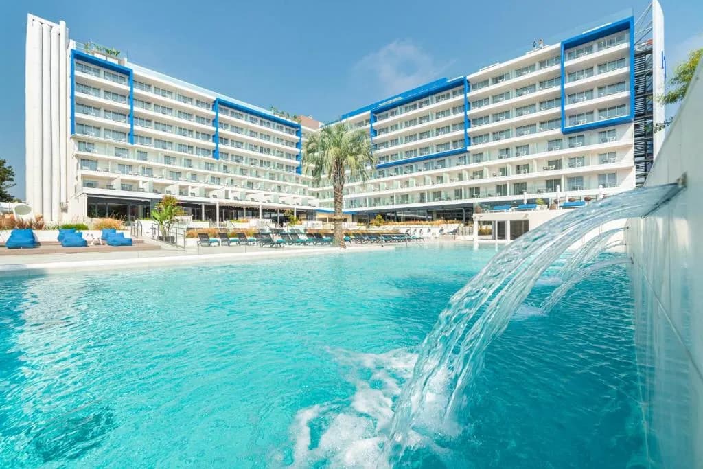 Piscine et parc aquatique de l'hôtel L'Azure à Lloret de Mar