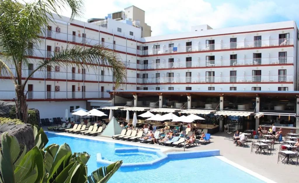 Fachada y zona de piscina del Hotel Papi en Malgrat de Mar