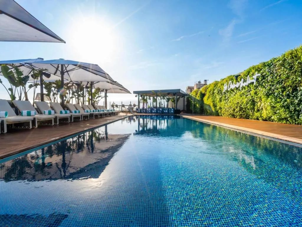 Fachada del hotel Sofitel Barcelona Skipper con vistas a la playa