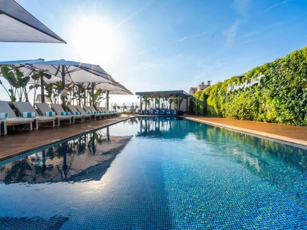 Fachada del hotel Sofitel Barcelona Skipper con vistas a la playa