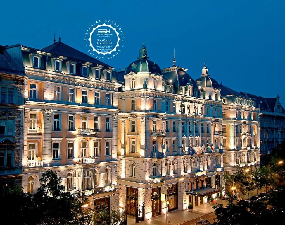 Fachada majestuosa del Corinthia Budapest en el bulevar Erzsébet