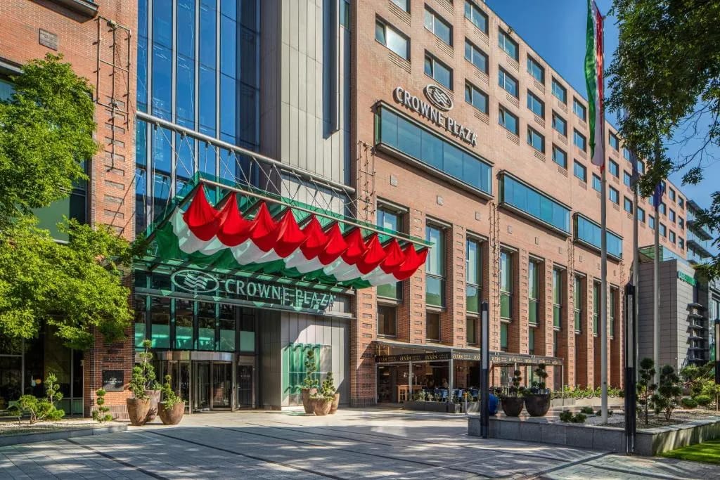Fachada del Crowne Plaza Budapest en la calle Váci
